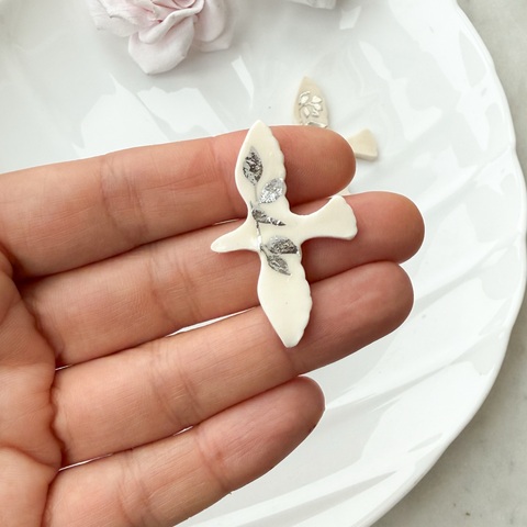 Подвеска Птица голубь, белый с серебром, M 41*27 мм, S054