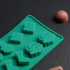 Силиконовая форма для конфет и шоколада Новогодние подарки 12 ячеек