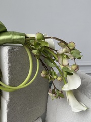 Свадебный букет из белых калл, хелеборуса, лизиантуса и зеленого амаранта