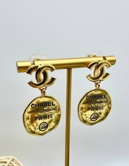 sergi-chanel-s-kruglymi-podveskam-monetkami