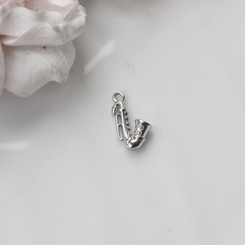 Подвеска Саксофон с фианитами 15*9 мм, родий, П016