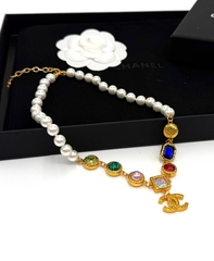 kole-choker-iz-zhemchuga-s-cvetnymi-kamnyami-chanel