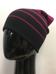 Зимняя двухслойная удлиненная шапочка бини c полосками. Градиент - переход от черного к малиновому оттенку.