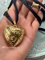 Колье на атласной нити с крупным золотистым сердцем
