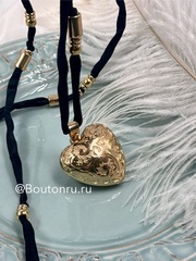 Колье на атласной нити с крупным золотистым сердцем