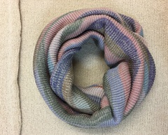 Стильный и уютный полосатый шарф-снуд в рубчик на два оборота.