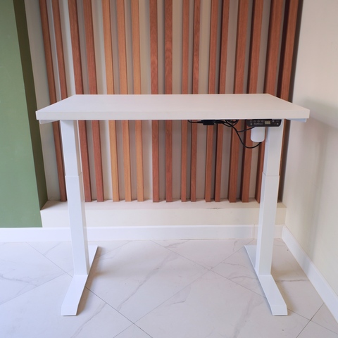 Регулируемый компьютерный стол Motor UP с регулировкой по высоте — столешница МДФ белый