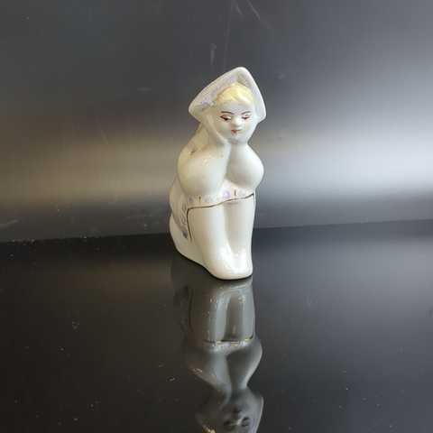 Статуэтка "Алёнушка", девочка в платочке. Фарфор, роспись, золочение, Сысертский завод керамических изделий, СССР, 1960-1980 гг. Автор С.И. Синявская