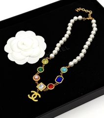 kole-choker-iz-zhemchuga-s-cvetnymi-kamnyami-chanel