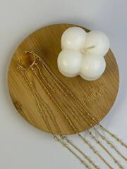 kaff-na-uho-s-dekorom-dlinnye-cepochki