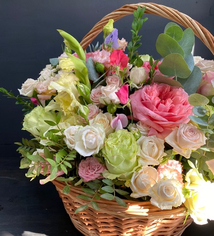 Большая корзина с цветами