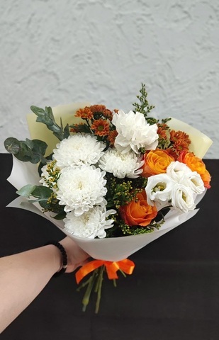 Бело-оранжевый букет из эустомы, роз и хризантем