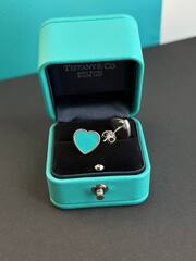 sergi-pusety-v-forme-serdca-return-to-love-iz-serebra-s-ehmalyu-cveta-tiffany