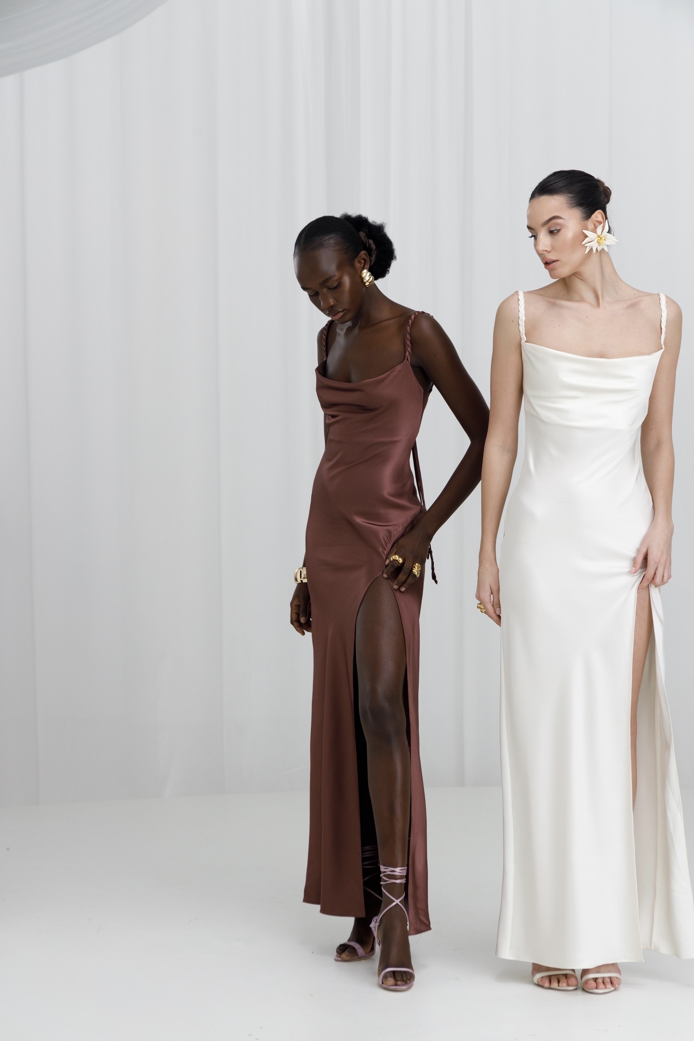 Платье с разрезом Косы