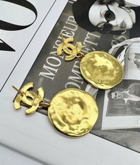 sergi-chanel-s-kruglymi-podveskam-monetkami