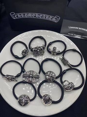 rezinka-dlya-volos-s-krugloj-podveskoj-chrome-hearts