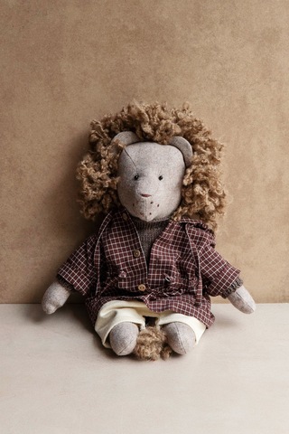 Лев бежевый в клетчатой парке