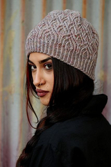 Описание по вязанию шапки спицами "Principessa"