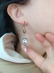 20435 -Серьги ассиметричные с подвеской в форме подковы Alexander McQueen