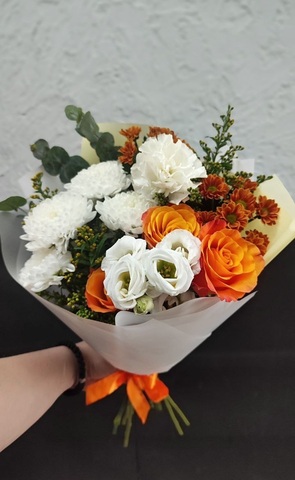 Бело-оранжевый букет из эустомы, роз и хризантем