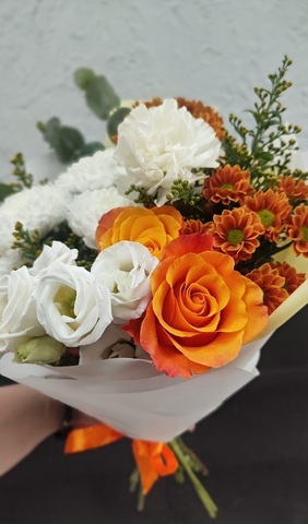 Бело-оранжевый букет из эустомы, роз и хризантем