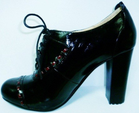 Женские черные демисезонные туфли.