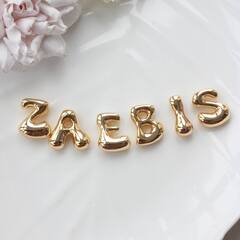 Слово из букв ZAEBIS в золоте