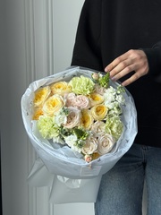 Букет из кустовых пионовидных роз, диантусов, маттиолы и орнитогалума