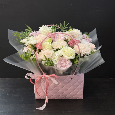 Сумочка с астрами, гвоздикой и эустомой