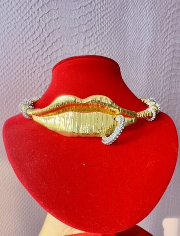 84588-kole-choker-lips-v-stile-schiaparelli