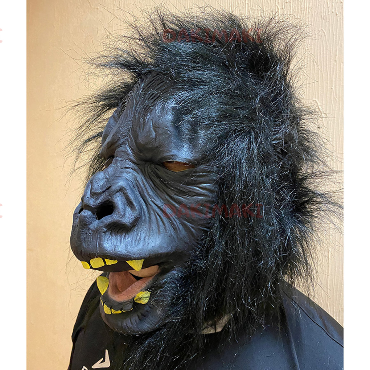 Маска гориллы с черными волосами