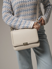 Сумка кожаная на плечо светло-бежевая