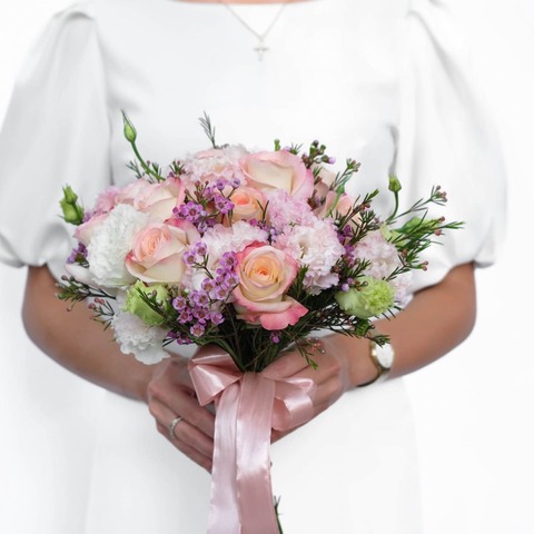 Букет с розами и лизиантусом