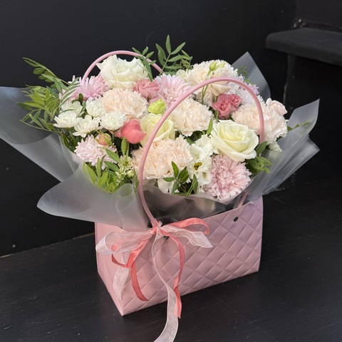 Сумочка с астрами, гвоздикой и эустомой