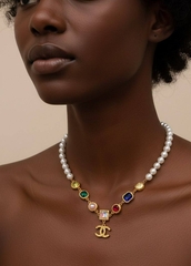 kole-choker-iz-zhemchuga-s-cvetnymi-kamnyami-chanel