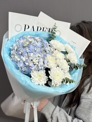 Дуо-букет из голубой гортензии и белых кустовых хризантем
