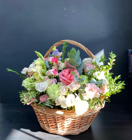 Большая корзина с цветами