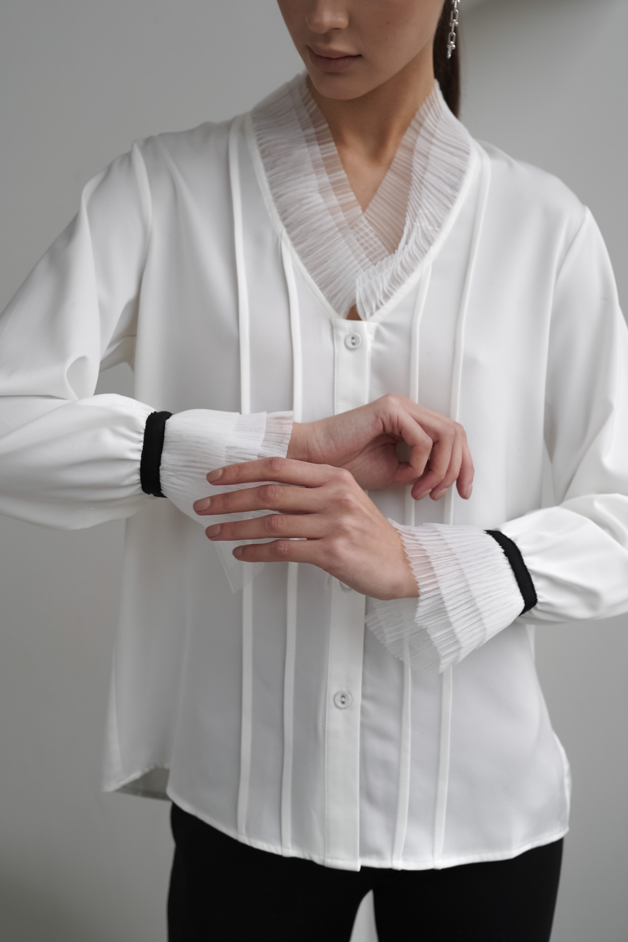 Блуза из шелка с гофрированным воротником и манжетами