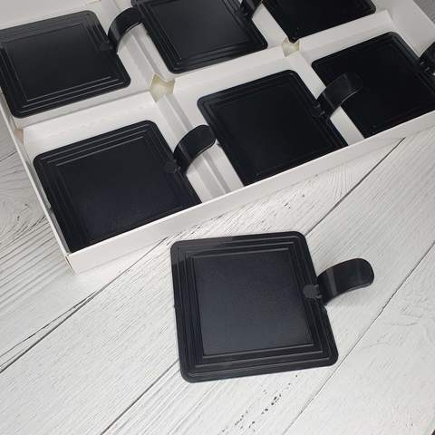 Подложка для пирожных пластиковая черная (квадратная)