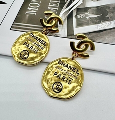 sergi-chanel-s-kruglymi-podveskam-monetkami