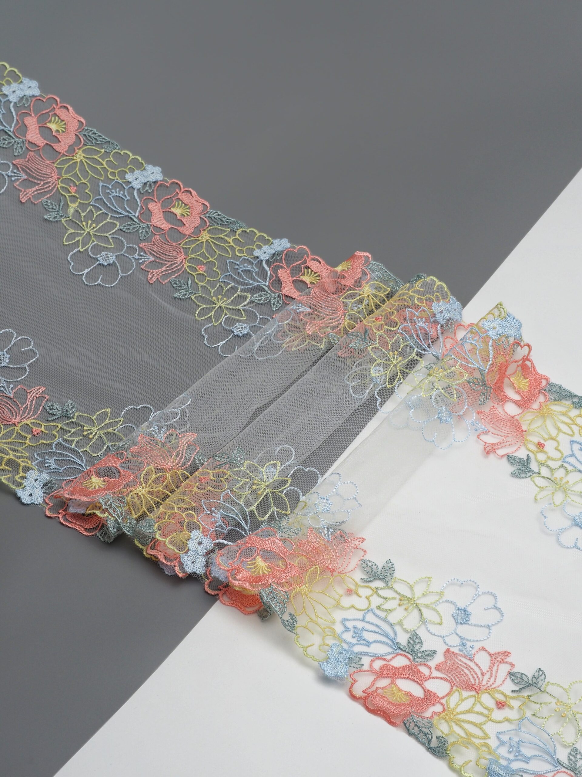 Вышивка на сетке белая с мультиколор неэластичная ширина 26 см ОТРЕЗ