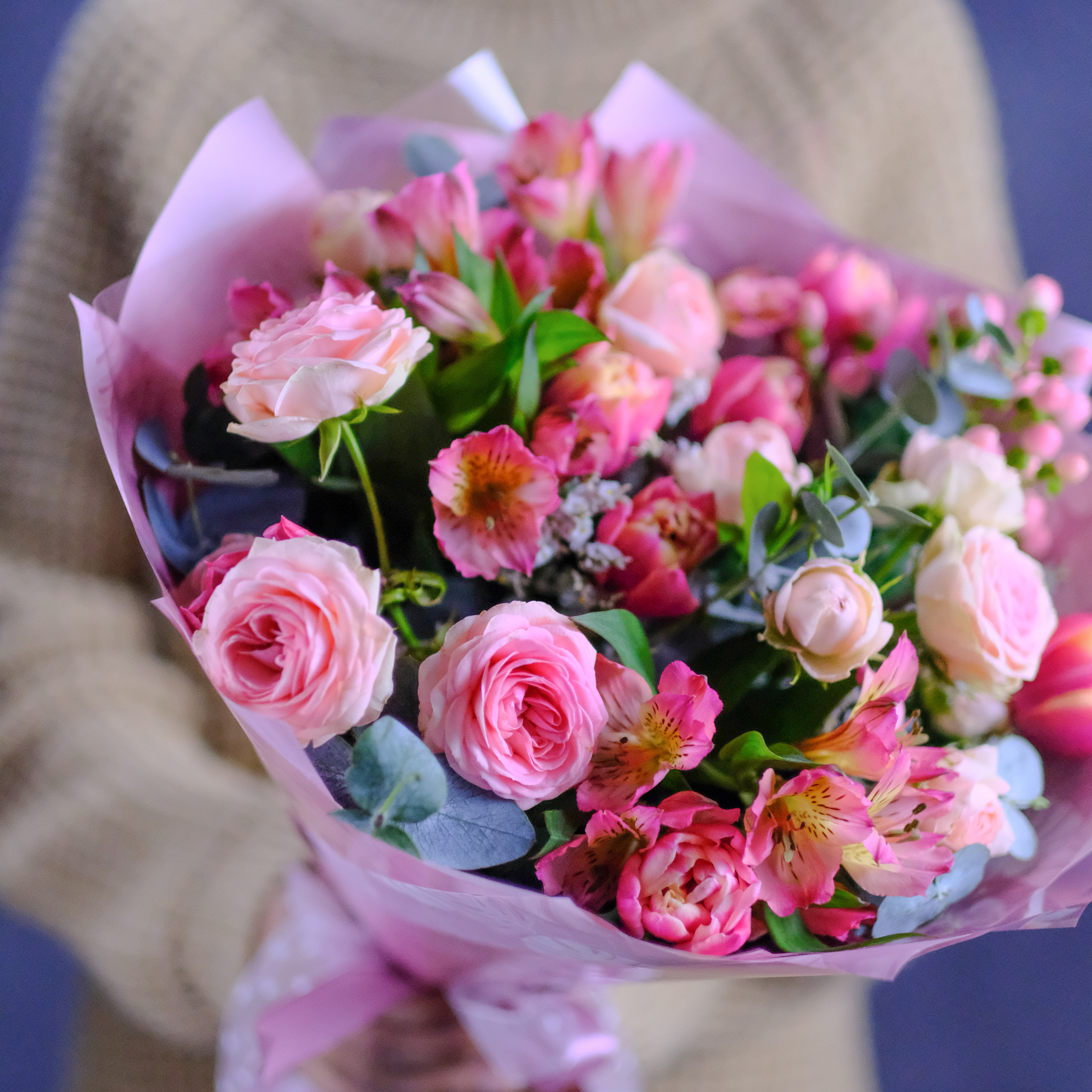 Букет #371 с пионовидными розами и тюльпанами