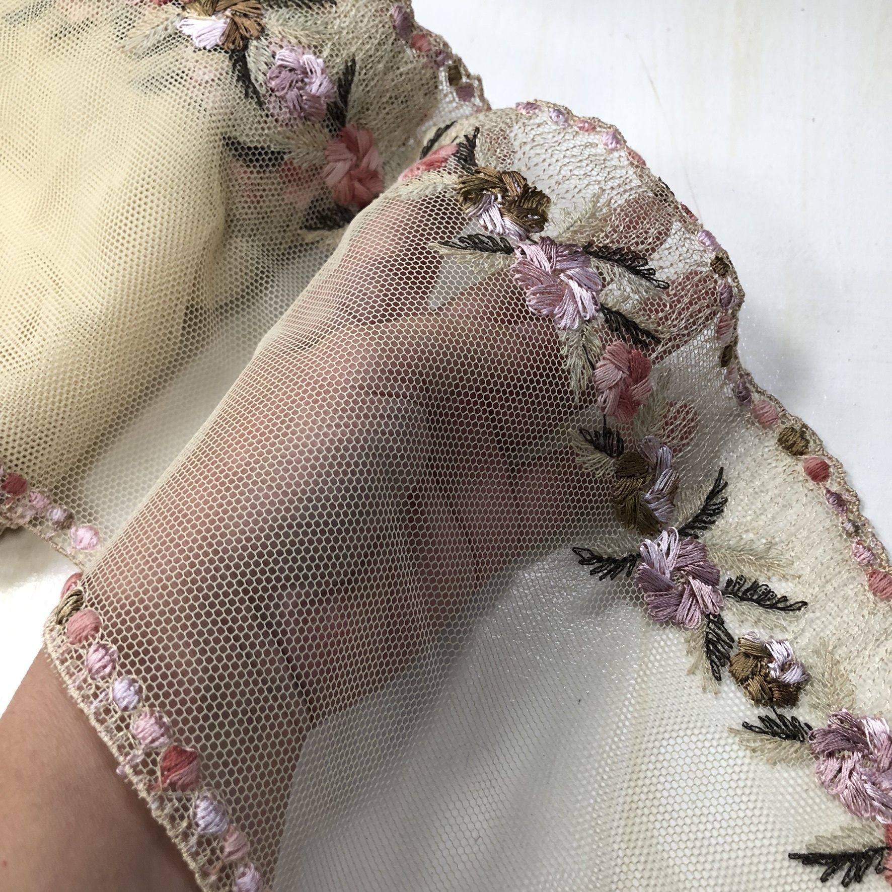 Ткань вышивка на сетке