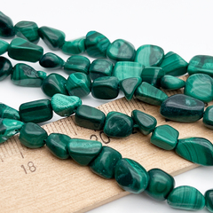 Малахит бусины, галтовка, размер около 6-9 мм, цена за нить 38 см