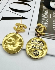 sergi-chanel-s-kruglymi-podveskam-monetkami