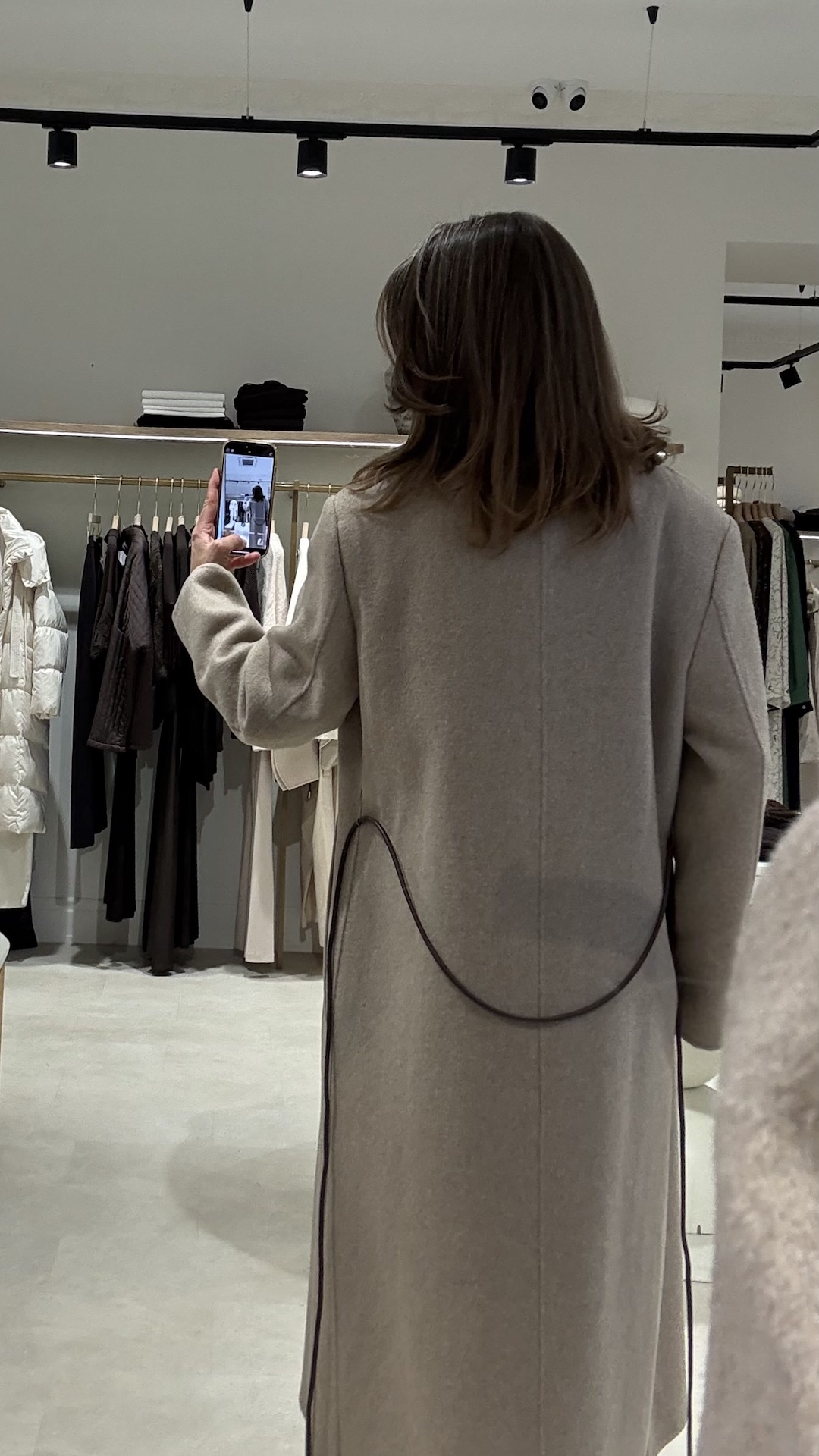 Пальто прямого кроя с акцентной линией плеча