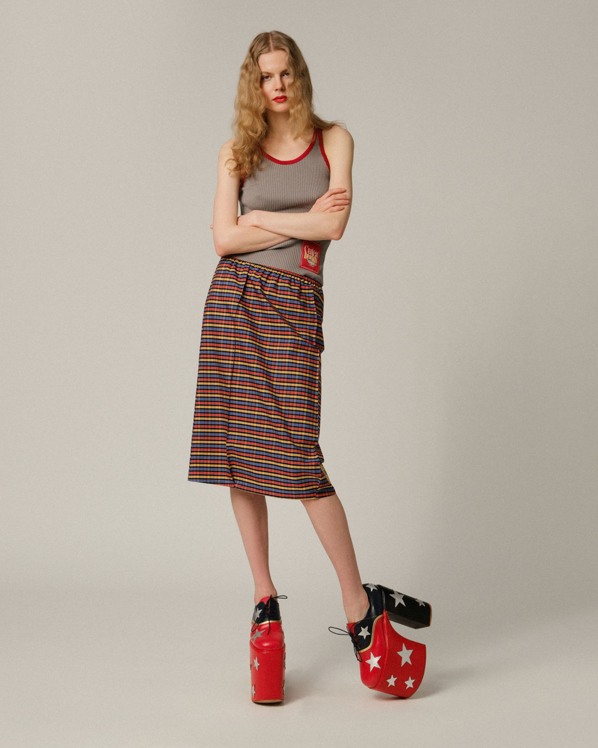 Трикотажный топ с контрастной окантовкой