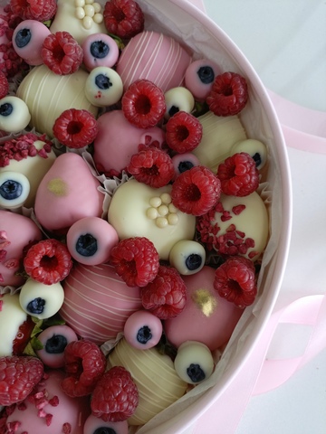 Клубника в белом и розовом шоколаде, голубика в шоколаде 