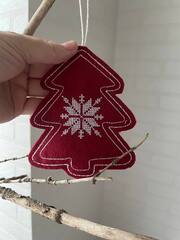 Елочка красная с вышивкой. Подвеска из фетра NYF-0525-Maxi