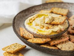 Легкий овощной ужин: Хлебцы с хумусом и с тушенными овощами